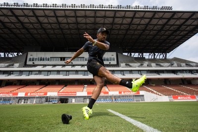 040725 - Wales Rugby Captains Run at Mikuni World Stadium ahead of the game against Japan - Ben Thomas during training