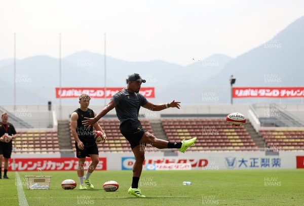 040725 - Wales Rugby Captains Run at Mikuni World Stadium ahead of the game against Japan - Ben Thomas