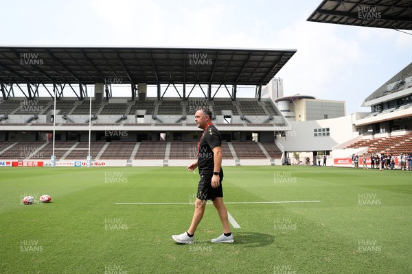 040725 - Wales Rugby Captains Run at Mikuni World Stadium ahead of the game against Japan - Matt Sherratt, Head Coach during training