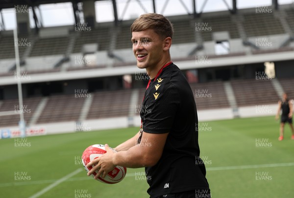 040725 - Wales Rugby Captains Run at Mikuni World Stadium ahead of the game against Japan - Alex Mann