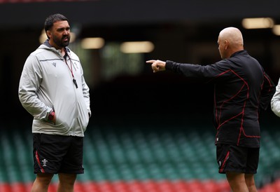 040823 - Wales Captains Run ahead of their first Rugby World Cup warm up game against England - Contact Area Coach Jonathan Thomas and Head Coach Warren Gatland during training