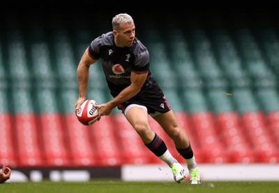 040823 - Wales Captains Run ahead of their first Rugby World Cup warm up game against England - Gareth Davies during training