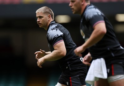 040823 - Wales Captains Run ahead of their first Rugby World Cup warm up game against England - Aaron Wainwright during training