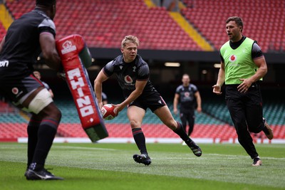 040823 - Wales Captains Run ahead of their first Rugby World Cup warm up game against England - Sam Costelow during training