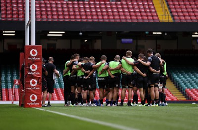 040823 - Wales Captains Run ahead of their first Rugby World Cup warm up game against England - Team huddle