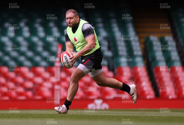 040823 - Wales Captains Run ahead of their first Rugby World Cup warm up game against England - Henry Thomas during training