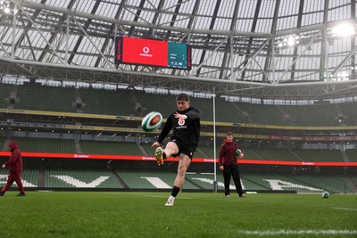 050326 - Wales Rugby Captains Run ahead of their Six Nations game against Ireland tomorrow evening - Dan Edwards during training