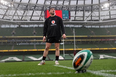 050326 - Wales Rugby Captains Run ahead of their Six Nations game against Ireland tomorrow evening - Dan Edwards during training