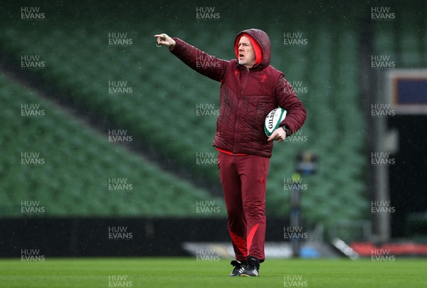 050326 - Wales Rugby Captains Run ahead of their Six Nations game against Ireland tomorrow evening - Steve Tandy, Head Coach during training