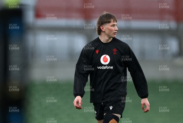 050326 - Wales Rugby Captains Run ahead of their Six Nations game against Ireland tomorrow evening - Ellis Mee during training