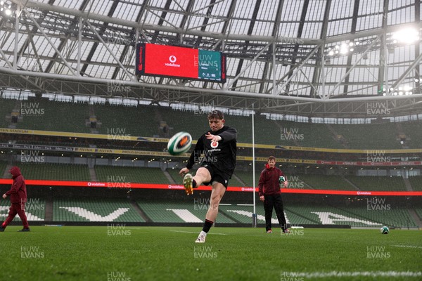050326 - Wales Rugby Captains Run ahead of their Six Nations game against Ireland tomorrow evening - Dan Edwards during training