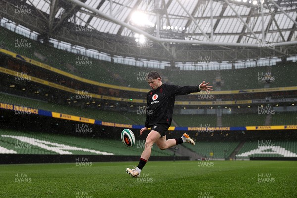 050326 - Wales Rugby Captains Run ahead of their Six Nations game against Ireland tomorrow evening - Dan Edwards during training