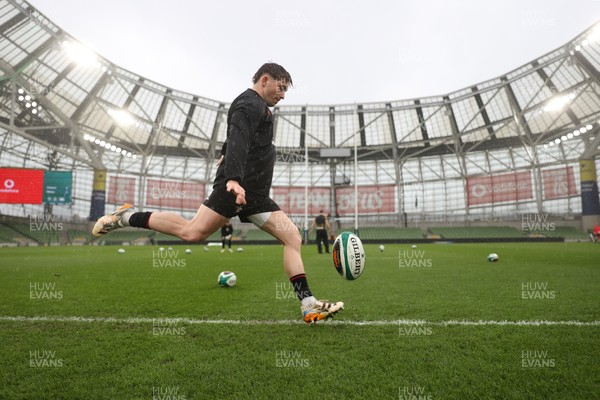 050326 - Wales Rugby Captains Run ahead of their Six Nations game against Ireland tomorrow evening - Dan Edwards during training