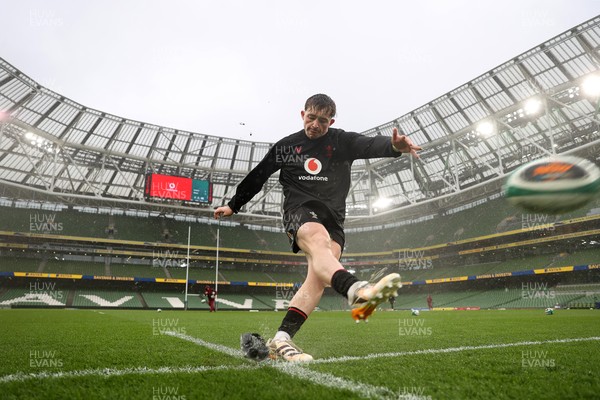050326 - Wales Rugby Captains Run ahead of their Six Nations game against Ireland tomorrow evening - Dan Edwards during training
