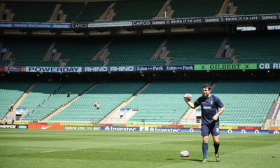05.08.11 - Wales Rugby Captains Run - Stephen Jones arrives at Twickenham for kicking training. 