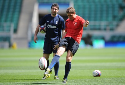 05.08.11 - Wales Rugby Captains Run - Rhys Priestland (red) and Stephen Jones (blue) during kicking training. 