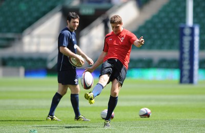 05.08.11 - Wales Rugby Captains Run - Rhys Priestland (red) and Stephen Jones (blue) during kicking training. 