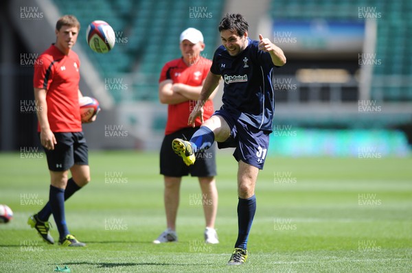 05.08.11 - Wales Rugby Captains Run - Rhys Priestland (red) and Stephen Jones (blue) during kicking training. 