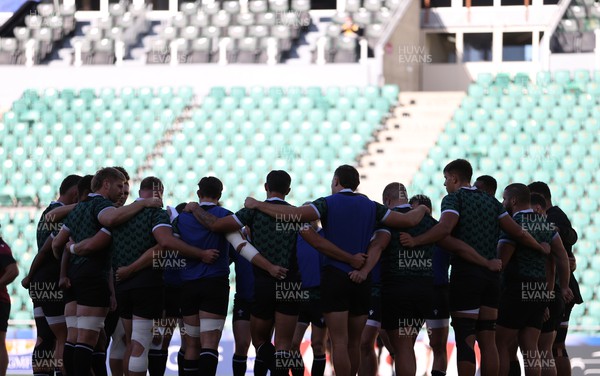 061023 - Wales Rugby Captains Run for their final Rugby World Cup pool game against Georgia - Wales team huddle