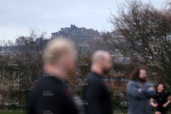 070325 - Wales Rugby Captains Run ahead of their 6 Nations game against Scotland tomorrow - Edinburgh Castle