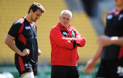 07.10.11 - Wales Rugby Captains Run - Wales head coach Warren Gatland talks to captain Sam Warburton(L) during training. 