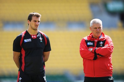 07.10.11 - Wales Rugby Captains Run - Wales head coach Warren Gatland talks to captain Sam Warburton(L) during training. 