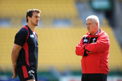 07.10.11 - Wales Rugby Captains Run - Wales head coach Warren Gatland talks to captain Sam Warburton(L) during training. 