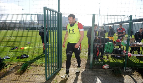 080213 - Wales Rugby Captains Run -Jamie Roberts during training