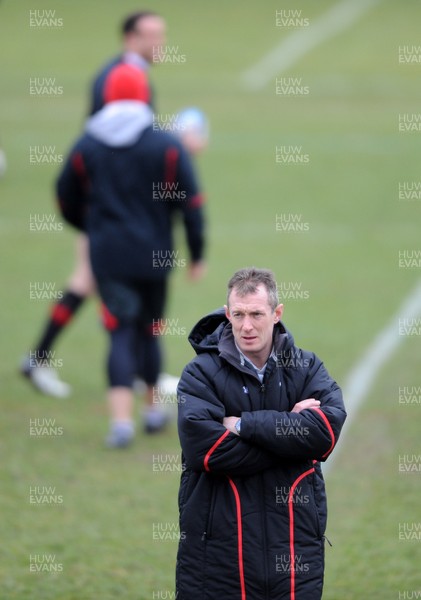 080313 - Wales Rugby Captains Run -Rob Howley during training