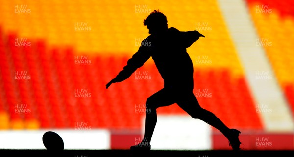 080612 - Wales Rugby Captains Run -Leigh Halfpenny during training