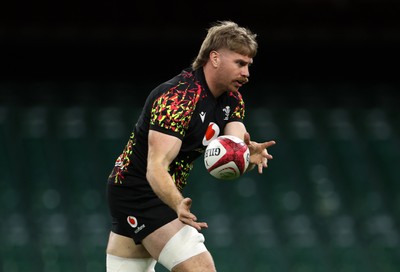 081125 - Wales Rugby Captains Run ahead of their first game against Argentina - Aaron Wainwright during training