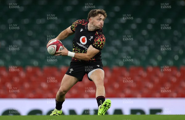 081125 - Wales Rugby Captains Run ahead of their first game against Argentina - Dan Edwards during training