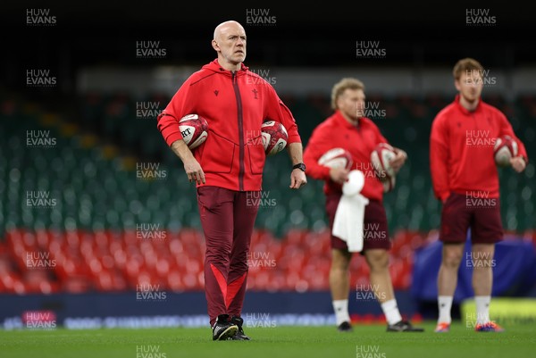 081125 - Wales Rugby Captains Run ahead of their first game against Argentina - Steve Tandy, Head Coach during training