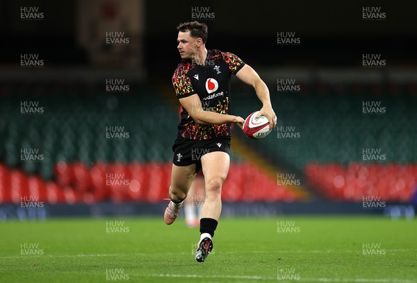 081125 - Wales Rugby Captains Run ahead of their first game against Argentina - Tom Rogers during training