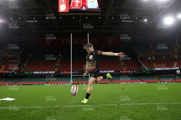 081125 - Wales Rugby Captains Run ahead of their first game against Argentina - Dan Edwards during training