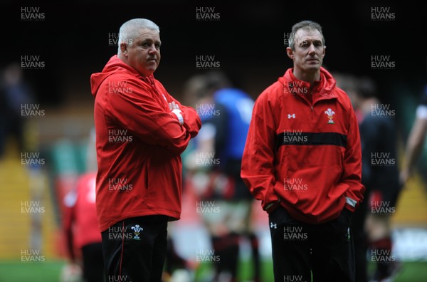 090312 - Wales Rugby Captains Run -Head coach Warren Gatland and attack coach Rob Howley during training