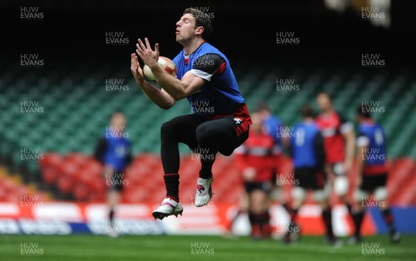 090312 - Wales Rugby Captains Run -Alex Cuthbert during training