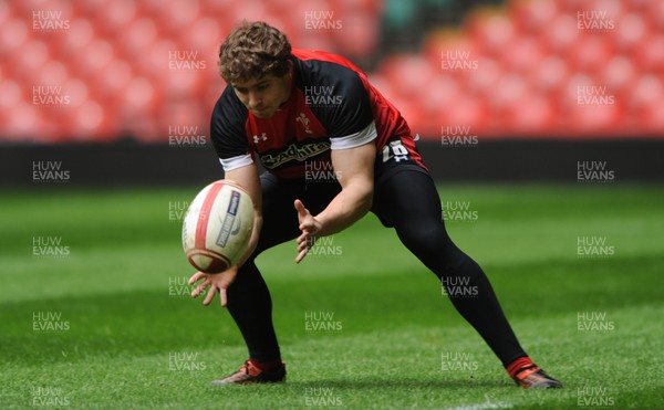 090312 - Wales Rugby Captains Run -Leigh Halfpenny during training