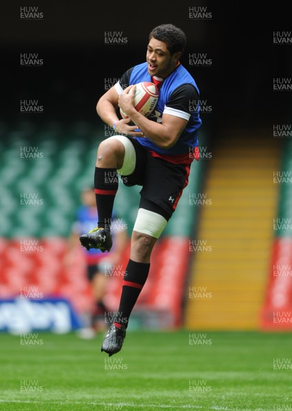 090312 - Wales Rugby Captains Run -Toby Faletau during training