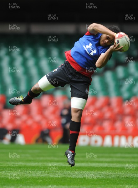 090312 - Wales Rugby Captains Run -Toby Faletau during training