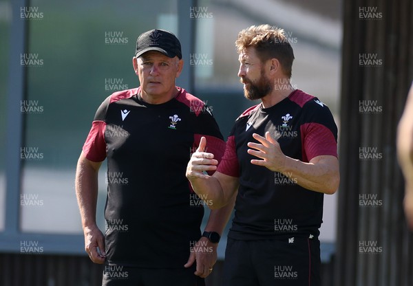 090923 - Wales Rugby Captains Run ahead of their opening Rugby World Cup match against Fiji - Head Coach Warren Gatland and Defence Coach Mike Forshaw during training
