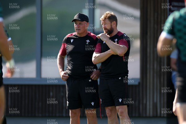 090923 - Wales Rugby Captains Run ahead of their opening Rugby World Cup match against Fiji - Head Coach Warren Gatland and Defence Coach Mike Forshaw during training