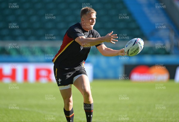 091015 - Wales Rugby Training -Gareth Anscombe during training