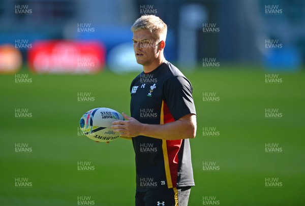 091015 - Wales Rugby Training -Gareth Anscombe during training