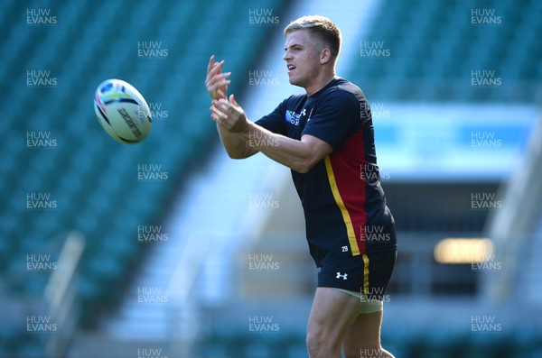 091015 - Wales Rugby Training -Gareth Anscombe during training