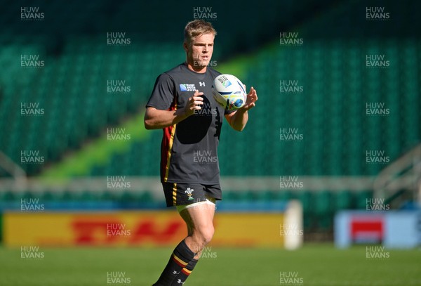 091015 - Wales Rugby Training -Gareth Anscombe during training