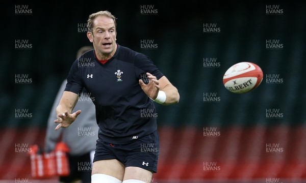 091118 - Wales Rugby Captains Run - Alun Wyn Jones during training
