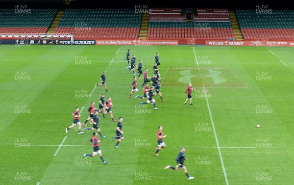 091118 - Wales Rugby Training - Players warm up during training