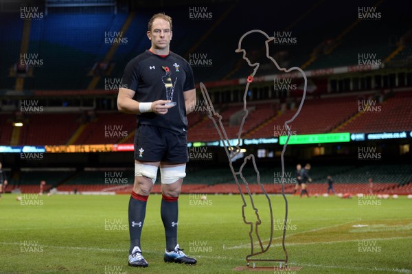 091118 - Wales Rugby Training - Alun Wyn Jones with a Tommy Silhouette and a smaller perspex Tommy which has been inscribed with the names those Welsh Internationals who lost their lives during World War 1