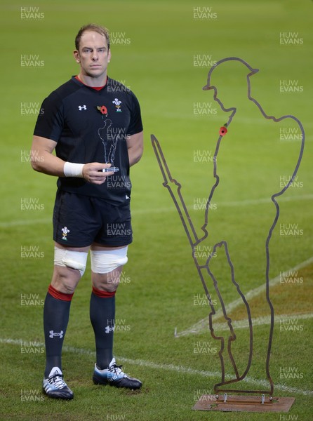 091118 - Wales Rugby Training - Alun Wyn Jones with a Tommy Silhouette and a smaller perspex Tommy which has been inscribed with the names those Welsh Internationals who lost their lives during World War 1